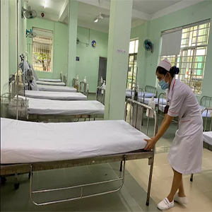 Nhân viên Bệnh viện Quận Bình Tân chuẩn bị phòng cách ly tại bệnh viện