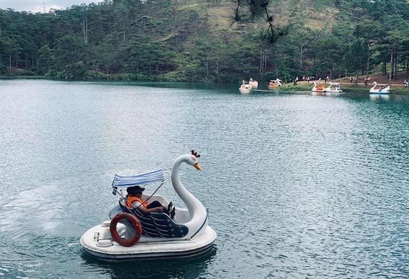 Thám tử ghi lại bằng chứng theo dõi ngoại tình tại hồ Tuyền Lâm Đà Lạt sắc nét và bảo mật.